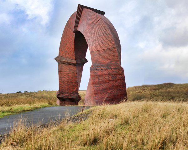 Twisted Chimney sculpture Simnai Ddirdro by artist Brian Tolle
